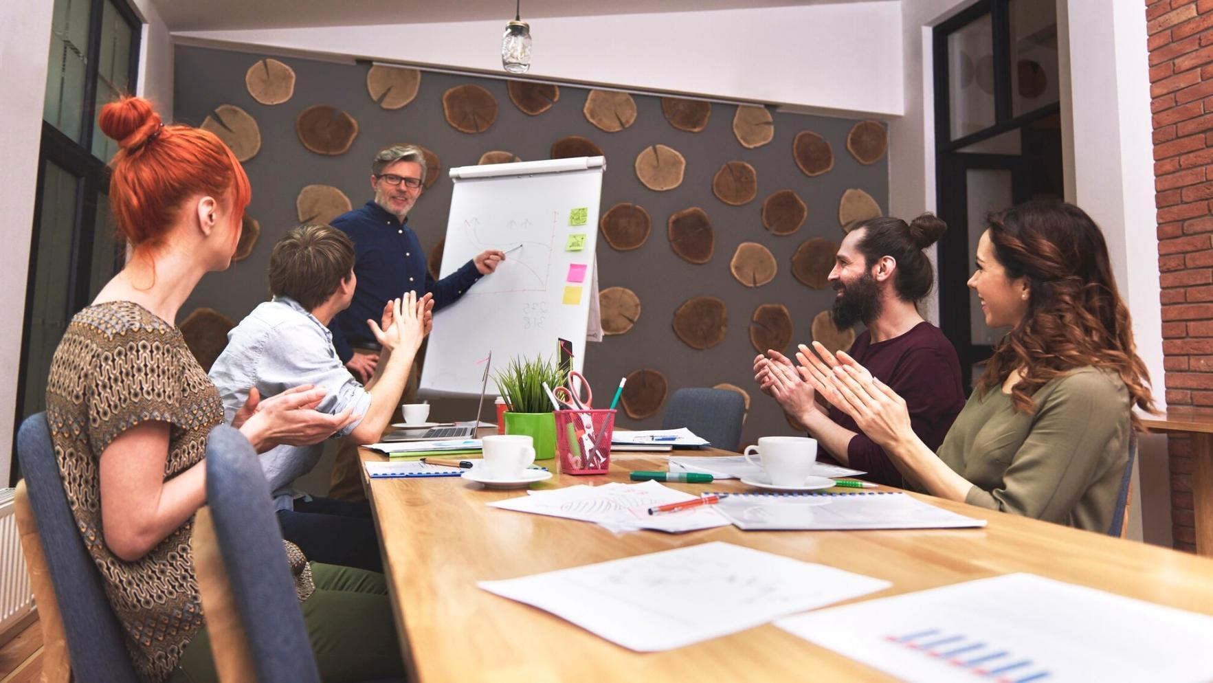 Equipo colaborando en entorno de trabajo dinámico