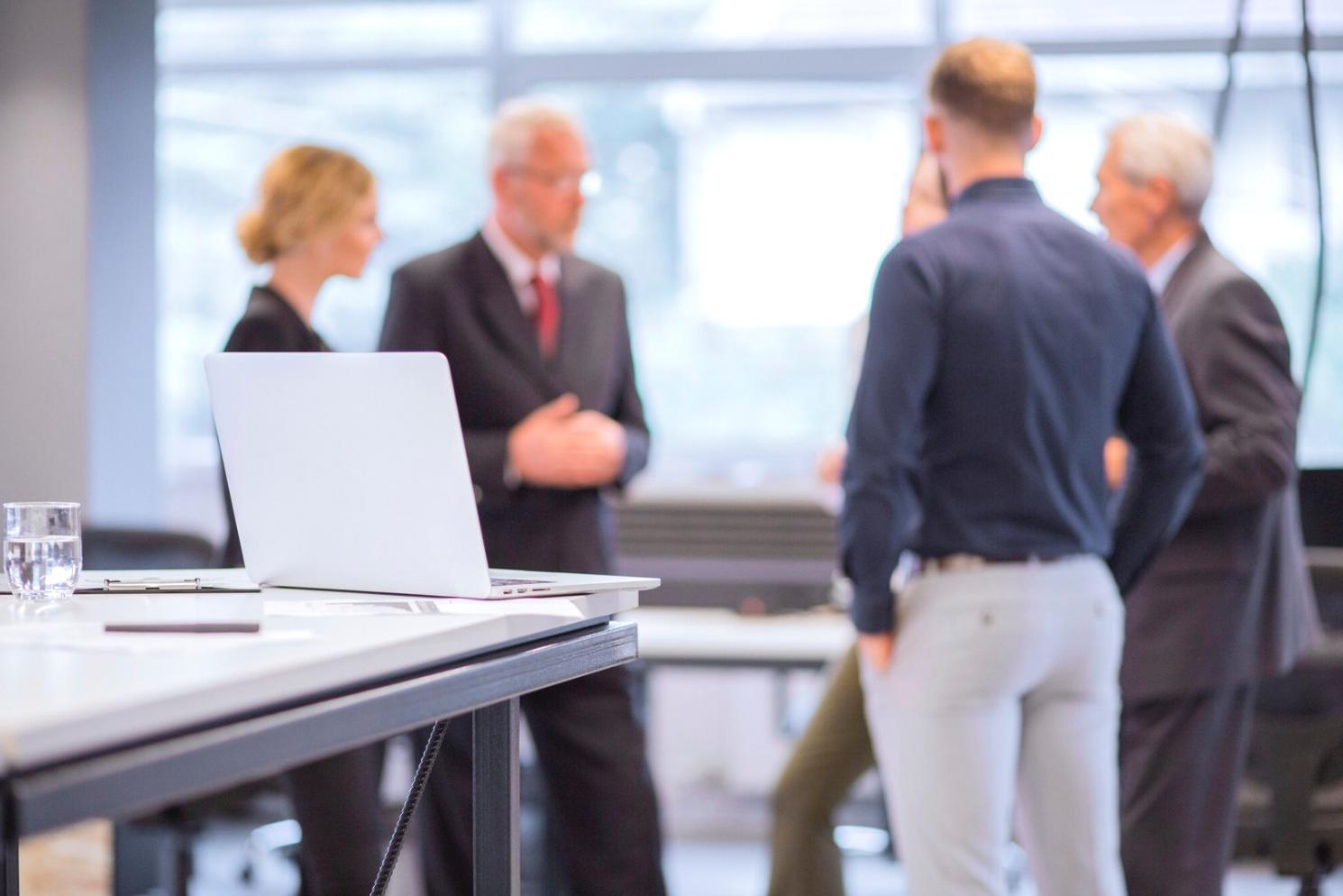 Sesión de trabajo colaborativo en equipo motivado